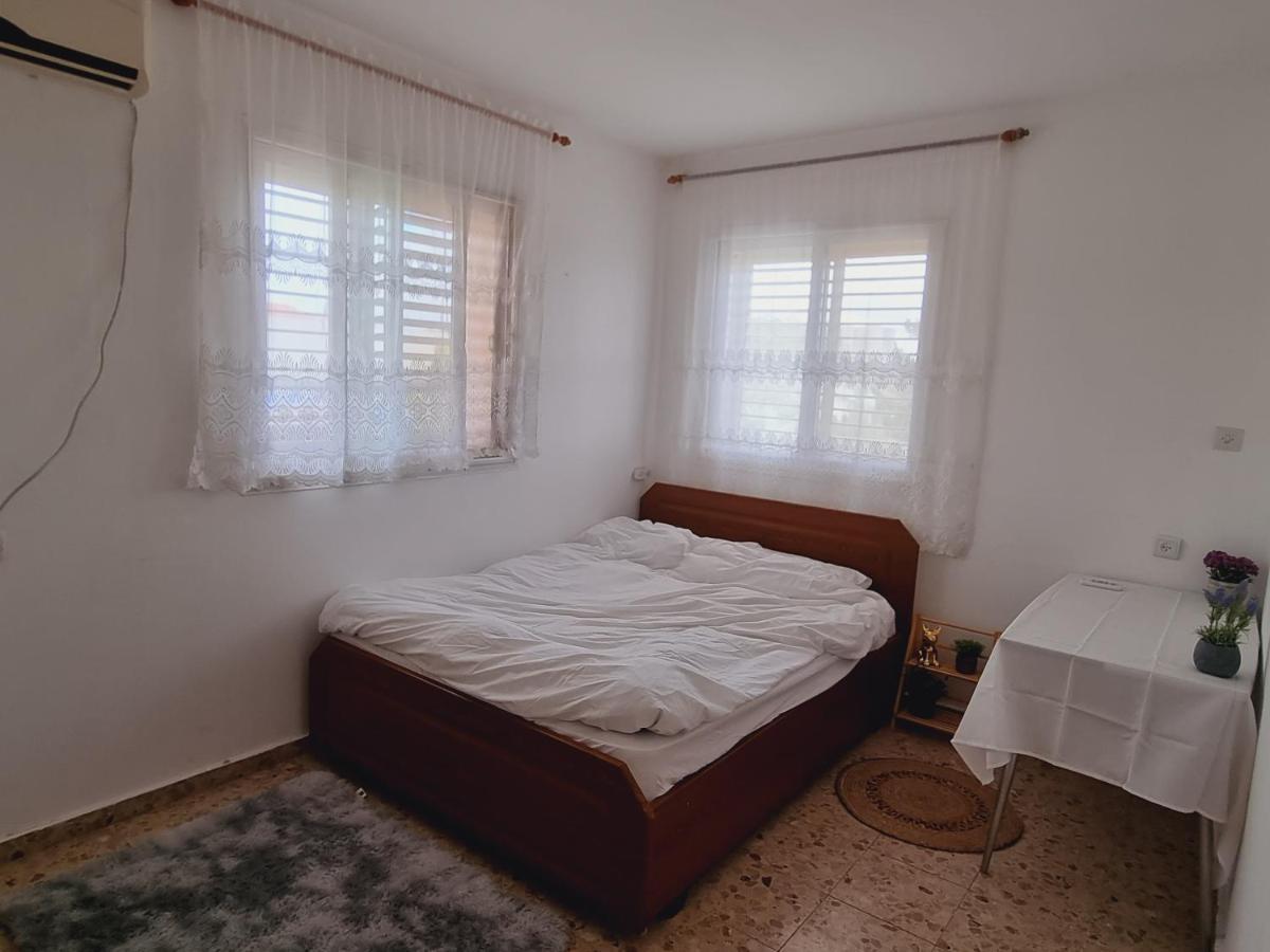 Apartamento נווה מדבר - אירוח מקומי Arad Exterior foto